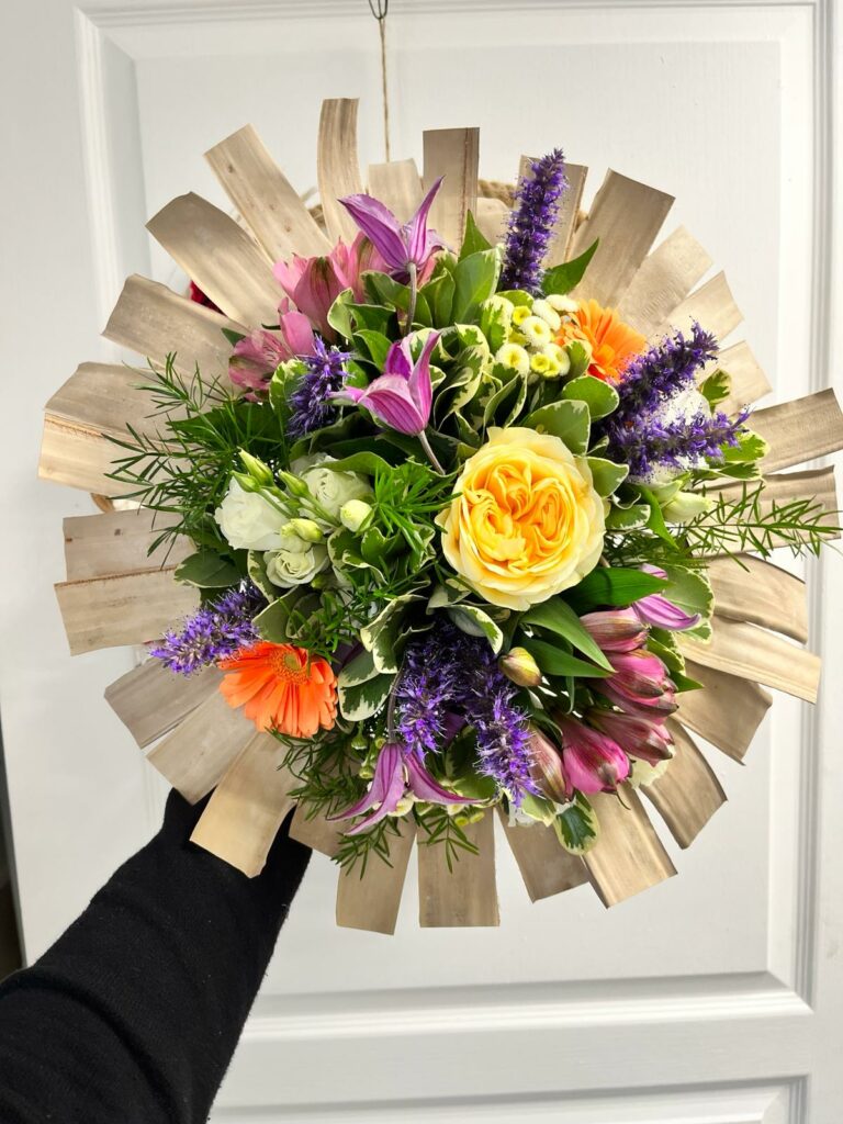 Latelier Delisa Fleuriste Bonchamp BOUQUET ROND 4